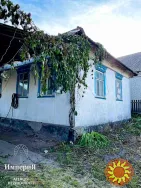 Півбудинку на Шевченка біля річки.Усі комунікації.5 соток.