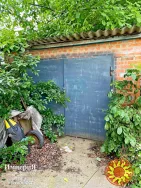 Півбудинку на Шевченка біля річки.Усі комунікації.5 соток.