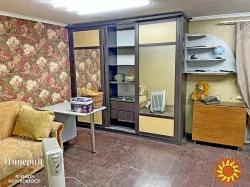 Півбудинку на Шевченка біля річки.Усі комунікації.5 соток.