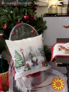 Новорічна подушка – красивий декор для створення святкової атмосфери.