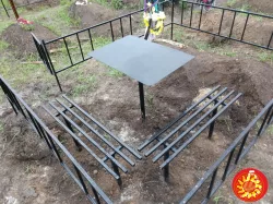 Столи лавочки на цвинтарі. "Броневик" Дніпро