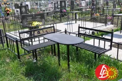 Столи лавочки на цвинтарі. "Броневик" Дніпро