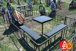 Столи лавочки на цвинтарі. "Броневик" Дніпро