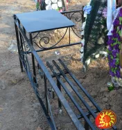 Столи лавочки на цвинтарі. "Броневик" Дніпро