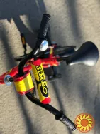 Пропонується міцний червоний велосипед у хорошому стані.