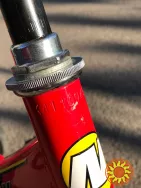 Пропонується міцний червоний велосипед у хорошому стані.