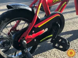 Пропонується міцний червоний велосипед у хорошому стані.