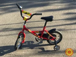 Пропонується міцний червоний велосипед у хорошому стані.