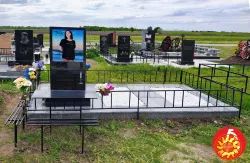 Огорожі прості на могилу.