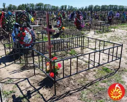 Огорожі прості на могилу.