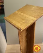 Кафедра (трибуна) виготовлена з дерева.