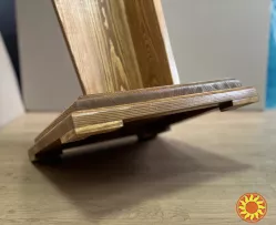 Кафедра (трибуна) виготовлена з дерева.