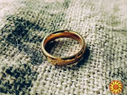 Кольцо Всевластия со светящейся надписью — артефакт из Властелина Колец для фанатов Средиземья