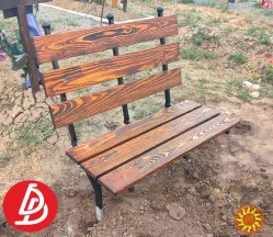 Стіл на цвинтарі з модрини.