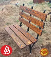 Стіл на цвинтарі з модрини.