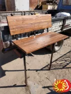 Стіл на цвинтарі з модрини.