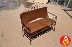 Стіл на цвинтарі з модрини.