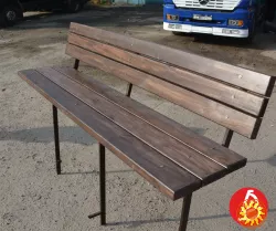 Стіл на цвинтарі з модрини.