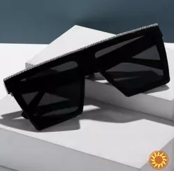 Сонцезахисні окуляри в асортименті