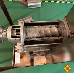 Соковижималка шнекова з подрібнювачем для овочів/фруктів/ягід STvega J500L