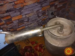 Самогонный аппарат (пищевая нержавейка) + бидон (пищевой алюминий).