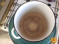 Велика кастрюля для холодцю. 6-8 л десь.