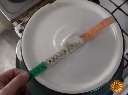 Велика кастрюля для холодцю. 6-8 л десь.