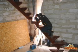 Лестница на одном косоуре. `Броневик` Днепр.