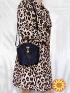 Черная кросс-боди с двумя кисточками