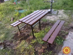 Деревянные стол лавочка на кладбище.