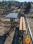 Деревянные стол лавочка на кладбище.