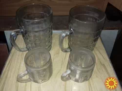 Великі та малі пивні кухлі.
