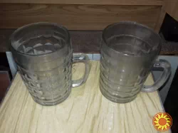 Великі та малі пивні кухлі.