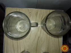 Великі та малі пивні кухлі.