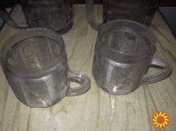Великі та малі пивні кухлі.