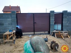 Въездные ворота обшитые проф. настилом. "Броневик" Днепр.