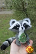 Енот з ялинкою іграшка валяна з шерсті войлочний енотік ручна робота подарунок сувенір
