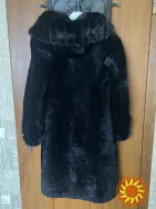 Чорна мутонова жіноча шуба з капюшоном