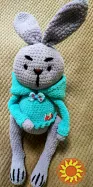 Зайчик в светрі з капішоном іграшка м'яка в'язана сувенір подарунок hand made ручна робота