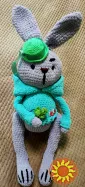Зайчик в светрі з капішоном іграшка м'яка в'язана сувенір подарунок hand made ручна робота