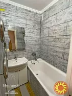 Сдам укомплектованную трехкомнатную с ремонтом на Клинике.