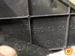 Бу накладка стойки Mercedes W168 A1686900206, 1686900206, передней правой нижняя часть.
