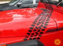 Наклейка на авто протектор шины на капот Белая