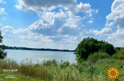 Продам кирпичный дом в Центре села Великополовецкое.Участок 65 соток.