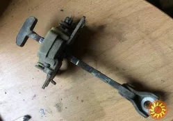 Б/у ограничитель двери Renault Laguna 2, 8200000722, 8200000721, 8200385349